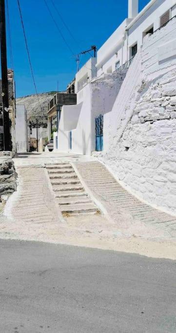 Naxos Mountain Retreat - Tiny House Build On Rock Apartment Koronos ภายนอก รูปภาพ